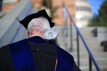 ���ϲ����� Says Farewell to a Beloved Professor