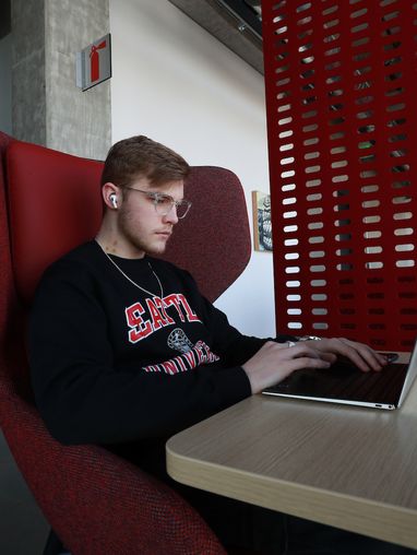 SU student typing on a laptop