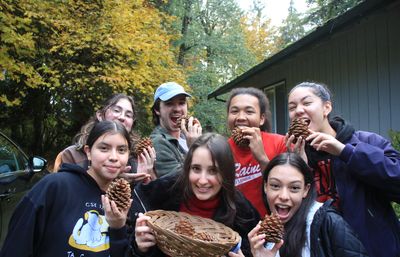 Students eating pizza