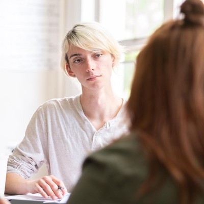 A dicussion between students