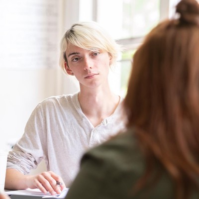 A dicussion between students