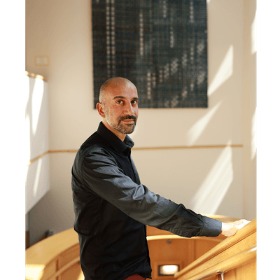 A portrait of Onur Bakiner