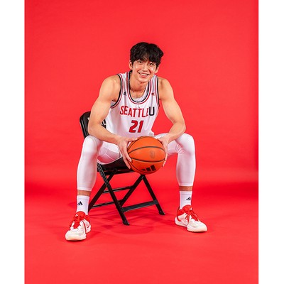 A portrait of Junseok Yeo in his basketball uniform