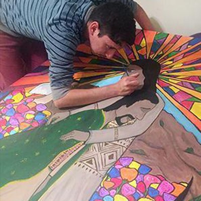 Photo of Andrés Arteaga painting