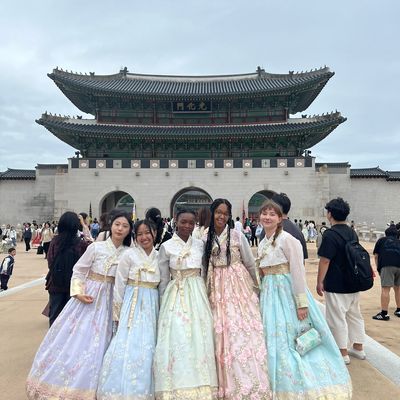 Students in front of the Gyeongbokgung Palace