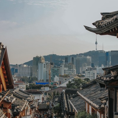 Street in Seoul along traditional buildings and skyscrapers in the background