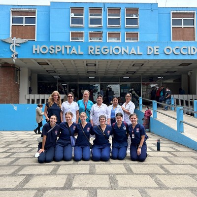 Students and faculty standing in front of Hospital Regional de Occidente during a study abroad course