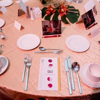 gala table setup