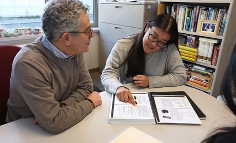 Albers Student Meets with an Advisor