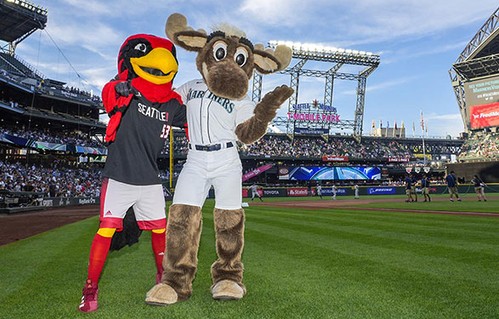 91̽�� and Mariners mascots posing on the baseball diamond