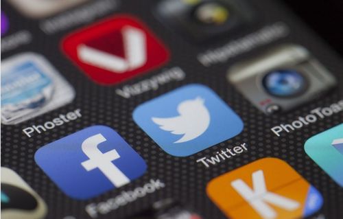 An upclose photo of Facebook and Twitter's logos