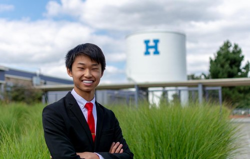 Photo of 2023 graduate Tou outside