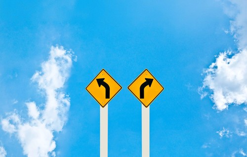 Two streetsign arrows with one pointing left and the other pointing right