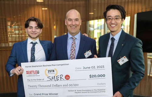 (l-r) Vincent Rettinger, ’25, Peter Rowan, executive director of SU’s Innovation and Entrepreneurship Center, and Dr. Shen Ren.