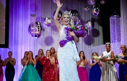 Raechel Warren, ’19 being crowned 2024 Miss Nebraska