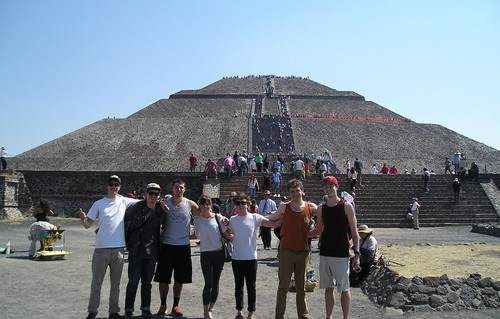 Students posing infront of a pyramid in Teotihuacán, Mexico