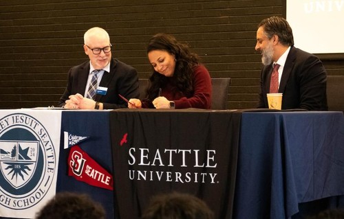 Cristo Ray trio signing use