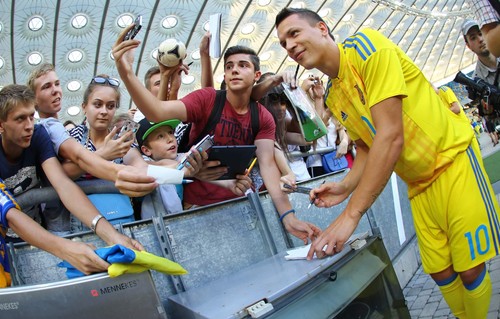 Player Yevhen Konoplyanka gives an autographs during a training session of the Ukraine National Football Team before FIFA World Cup 2018 qualifying matches.