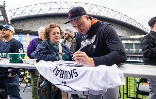 Tarik Skubal signing jersey